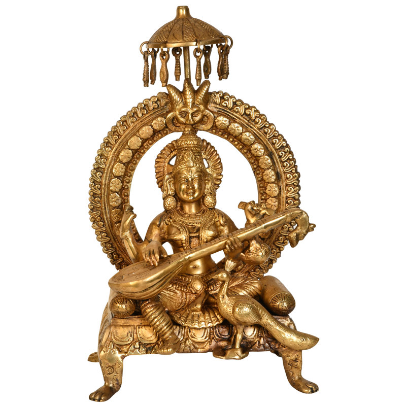 Déesse Saraswati assise sur un trône avec un paon