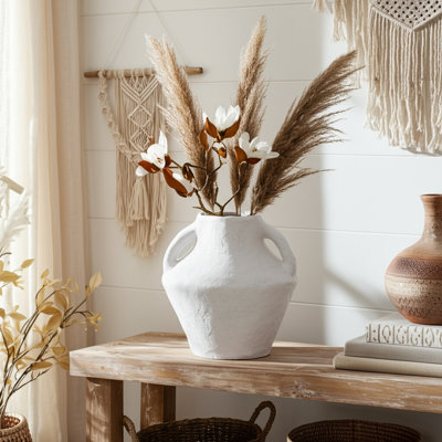 Vase de poterie fabriqué à la main avec détails en papier mâché et motif artisanal texturé