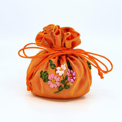 Pochette à bijoux avec rubans brodés