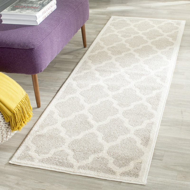 Tapis géométrique en polypropylène tissé à la machine gris clair / beige Ammundsen, Tapis de couloir 2 pi 3 po x 21 pi