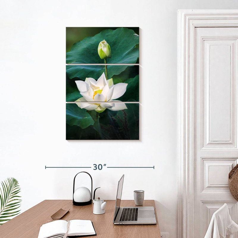 Harnek en fleurs de lotus blancs, H 32 po x l 20 po