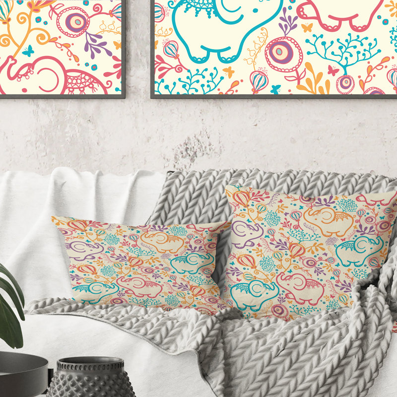Coussin décoratif imprimé noir et bleu avec des éléphants jaunes et mauves