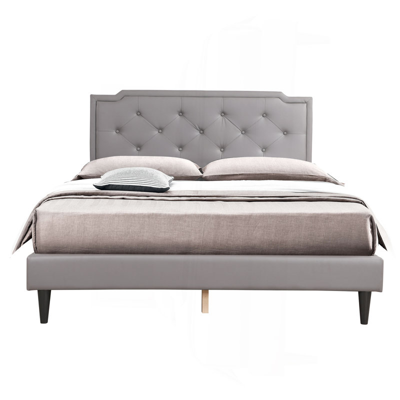 Charmant lit double dans des tons doux