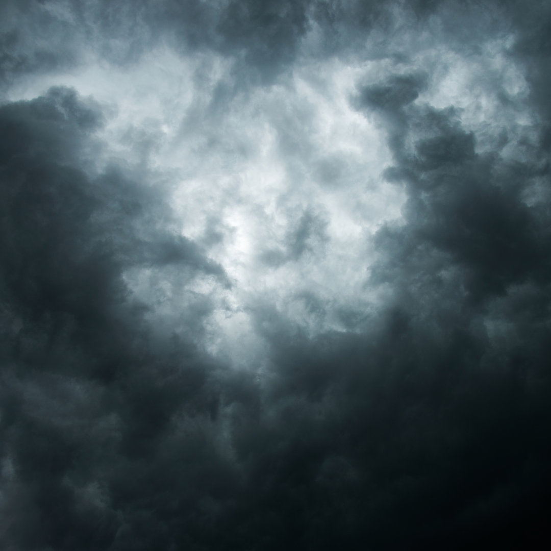 Stürmische Wolken als Hintergrund von Baona - Drucken