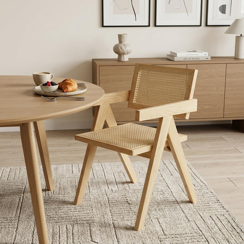 Chaise avec accoudoirs en bois naturel