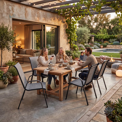 Ensemble de 6 chaises de patio empilables avec dossier haut, résistantes aux intempéries et faciles à ranger pour gagner de la place. Idéales pour les repas sur la terrasse, les moments de détente au bord de la piscine ou les réunions dans le jardin.