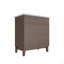 L'armoire de salle de bain brune de 30 pouces avec une porte à lattes à motif horizontal, jumelée à un bassin en céramique blanche, présente un design moderne à la fois imperméable et durable.