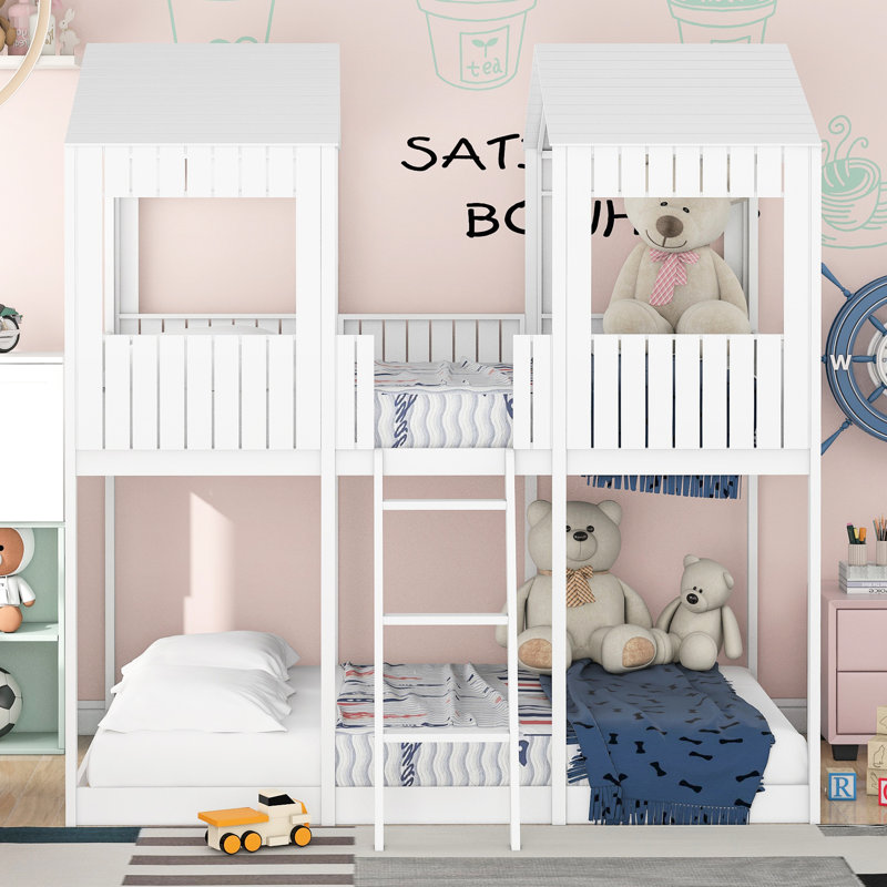 Lit double au-dessus d'un lit superposé - blanc, avec une touche ludique avec toit, fenêtre, garde-corps et espace semi-fermé créé par Guardrail