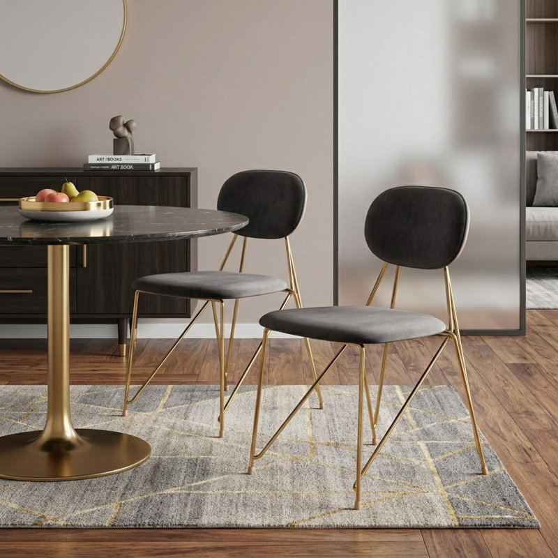 Ensemble de deux chaises d'appoint à dossier ouvert en velours gris et or