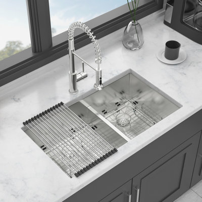 Évier de cuisine encastrable 33 po à double cuve avec conception 60/40, calibre 16, deux cuves profondes de 10 po, fait à la main par un professionnel, bonde arrière de 3,5 po, rainures en X pour un drainage rapide, insonorisation épaisse de 3 m