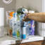 Rangement pour bouteilles à roulettes - Organisateur de garde-manger sous évier à 2 tailles avec roulettes et poignées - Contenants de rangement en plastique transparent