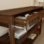 Console de 63 pouces en bois avec 3 tiroirs, façades de tiroirs encastrées en panneau de fibres à densité moyenne moulées avec poignées en métal antique rétro, 2 tablettes de rangement ouvertes, pieds de 2,2 po x 1,4 po d'épaisseur, entrée de table de canapé rustique