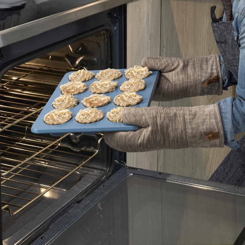 Blue Velvet Nonstick Aluminized Steel 12-Cup Muffin Pan