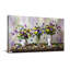 Arrangement floral de plantes et de fleurs dans des vases sur table-478777795
