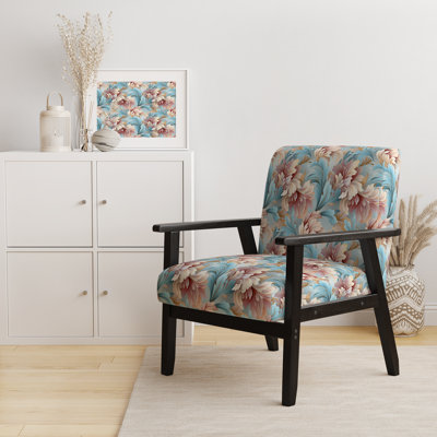 Fauteuil rose et bleu à accoudoirs en tissu damassé et éclectique