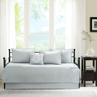 Housse de lit de jour 6 pièces en gris - style réversible pour matelas simple, contient 1 avec une chute de 17 po, 3 taies décoratives 3 po et un coussin décoratif réversible pour une chambre douillette