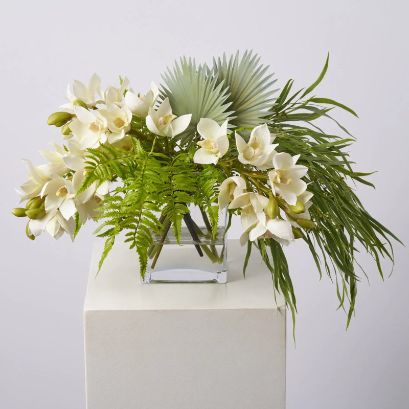 Tropical Paradise - Orchidée cymbidium crème, fougère, aiguille, eucalyptus et palmier éventail