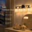 Applique murale en cristal à 4 lumières pour salle de bain, luminaire décoratif moderne en cristal avec finition noire mate et culot E12, idéale au-dessus d'un miroir, dans une salle d'eau ou un dressing.