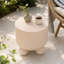 Table d'appoint ronde d'extérieur de 45,7 cm (18 po), table décorative de patio aspect pierre avec piètement sculptural à trois boules