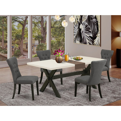 L'ensemble de table de cuisine 5 pièces pour 4 personnes comprend une table de salle à manger rectangulaire avec pieds en X et 4 chaises rembourrées en tissu de lin Gotham foncé, noir brossé