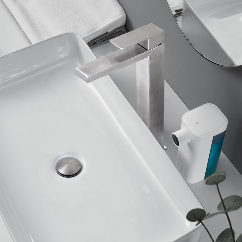 Single-handle Bathroom Faucet with Drain Assembly