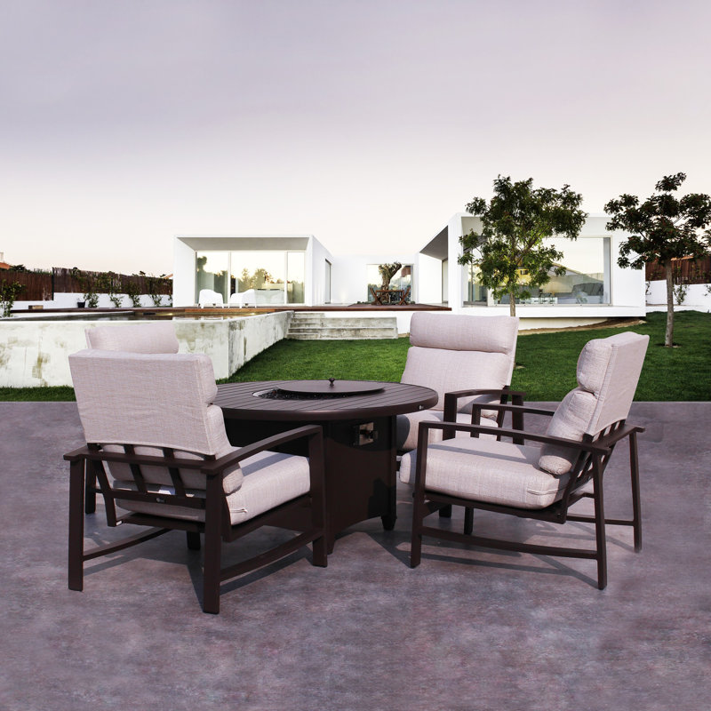 L'ensemble de conversation pour foyer de 5 pièces Santorini comprend: un foyer rond de 48 po et 4 fauteuils club Santorini