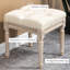 Repose-pieds avec siège beige respirant et pieds en bois rustique pour le salon, chambre à coucher rétro en beige, chambre à coucher rembourrée
