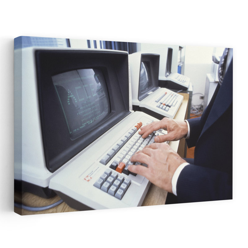 1980, mâle, mains, sur, clavier, de, vieux, Texas instruments, antique, ordinateur, terminal, rétro, rétro, urbain, art mural