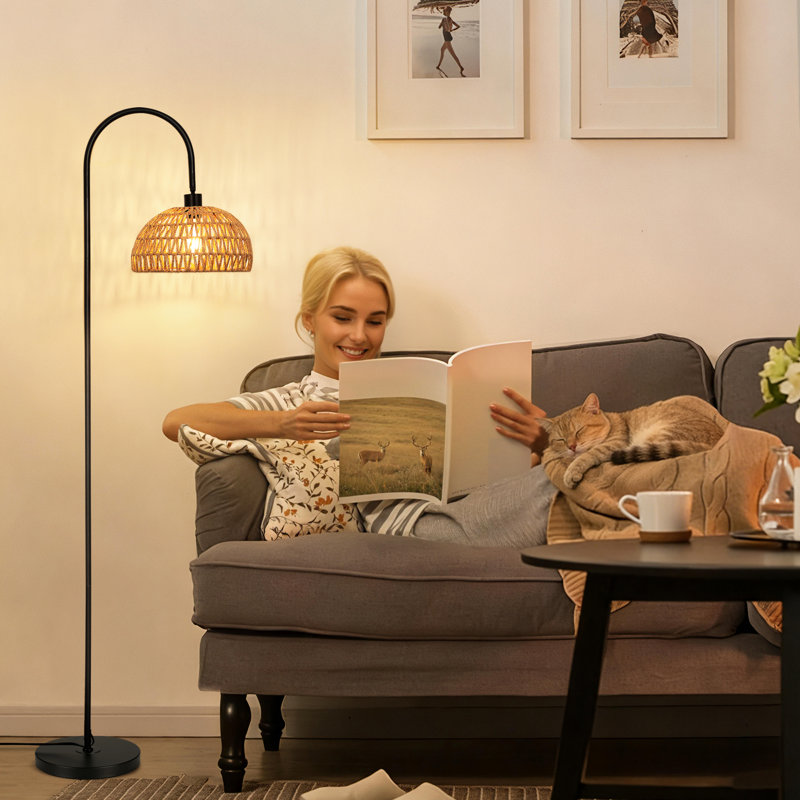Lampe sur pied en rotin arqué 62 po Aarzo, Noir mat