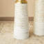 Vase de plancher moderne en métal blanc et rayures dorées