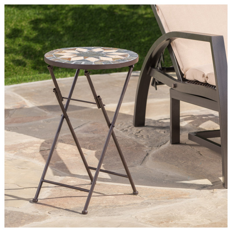 Table de bout d'extérieur pliable Silvester avec plateau en mosaïque de céramique beige et cadre en fer noir, 14 po x 14 po x 22 po, table d'appoint de patio pour le jardin, balcon, style transitionnel