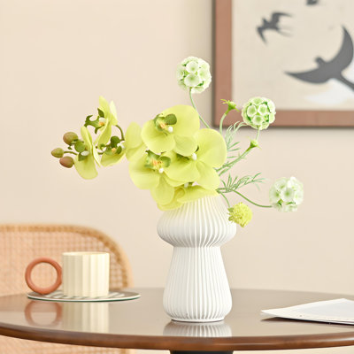 Ornements de fleurs simulées