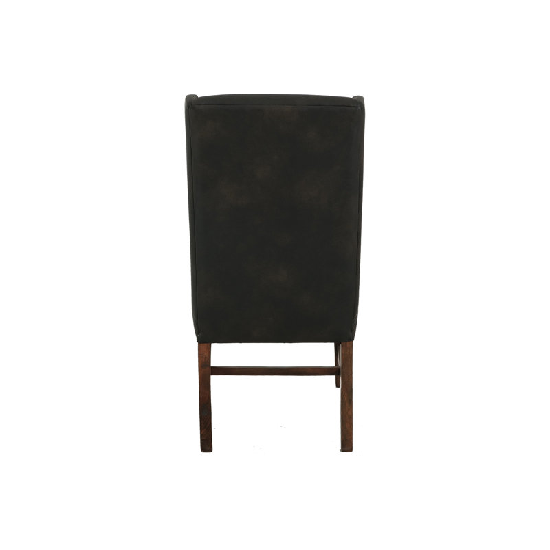 Chaise rembourrée avec cadre en bois et dossier haut.