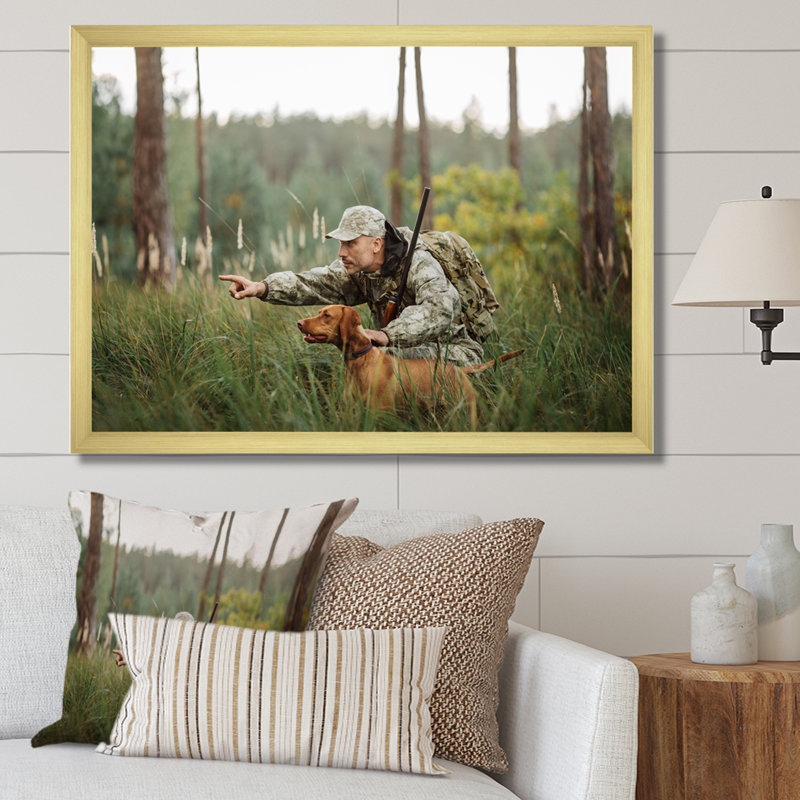 Motif de chasse au chien révélée sur toile, Cadre doré simple, H 34 po x l 44 po x P 1,5 po