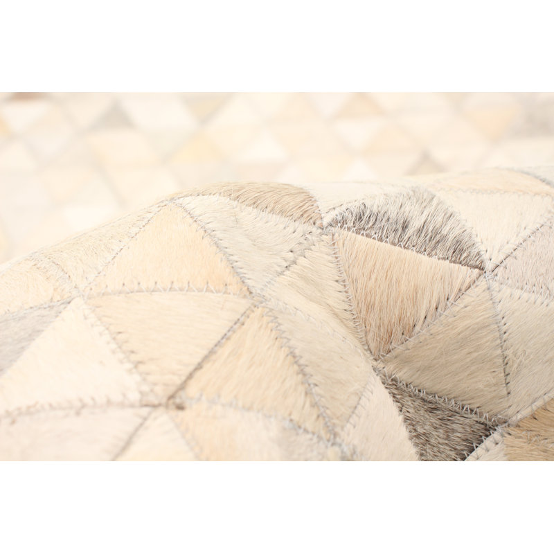 Tapis gris clair en cuir de vache patchwork ivoire 5 pi 5 po x 7 pi 7 po