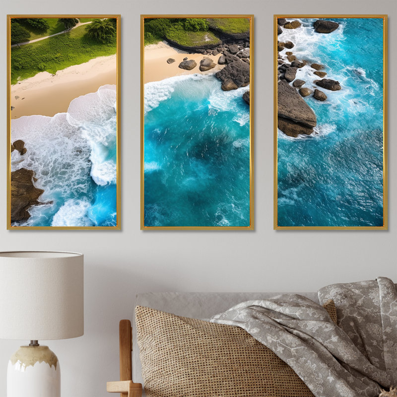 Vue aérienne de la plage rocheuse V - art mural plage et océan, Cadre flottant doré, H 32 po x l 48 po x P 1 po