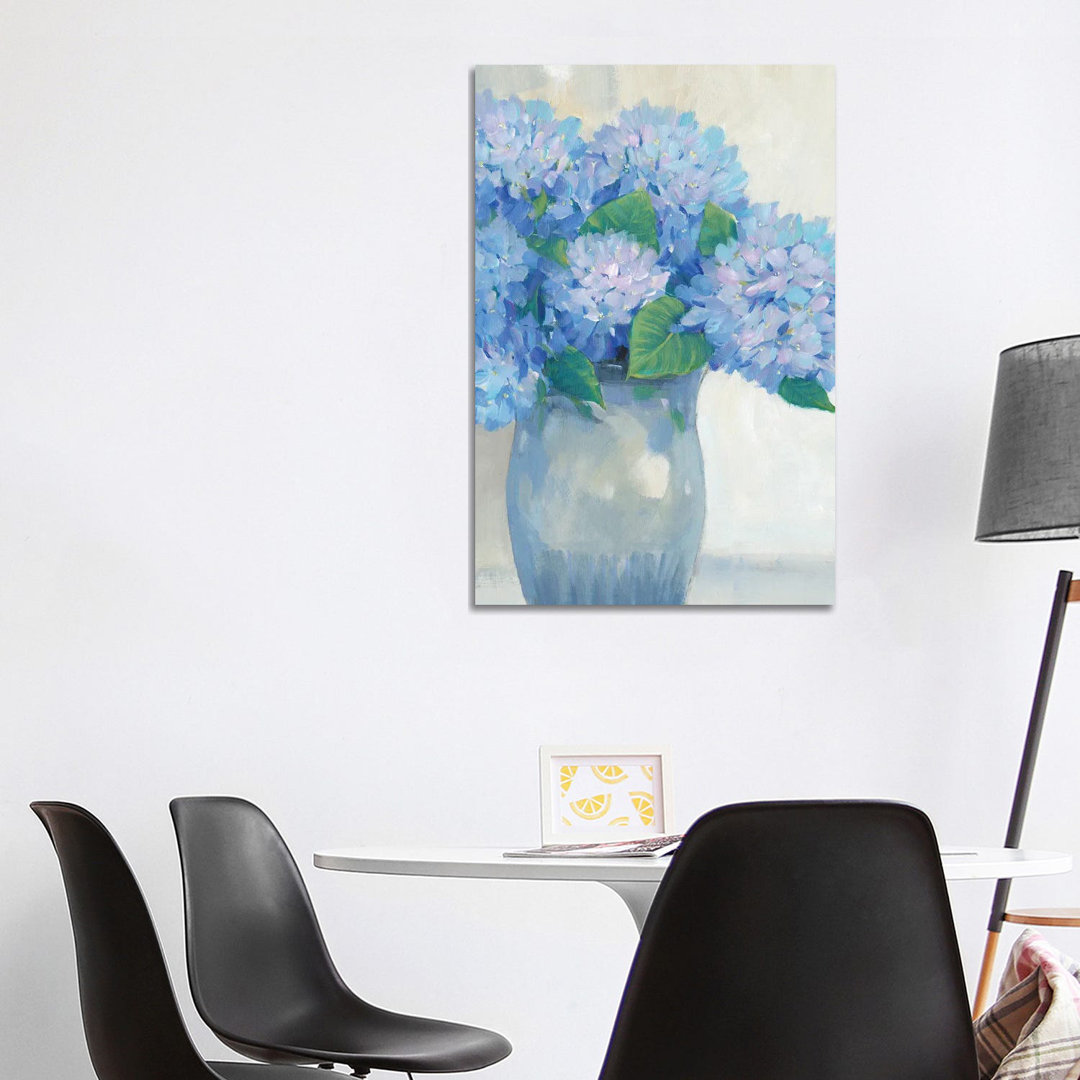 Blaue Hortensien in der Vase I von Tim OToole - Galerie-umwickelte Leinwand Giclée auf Leinwand