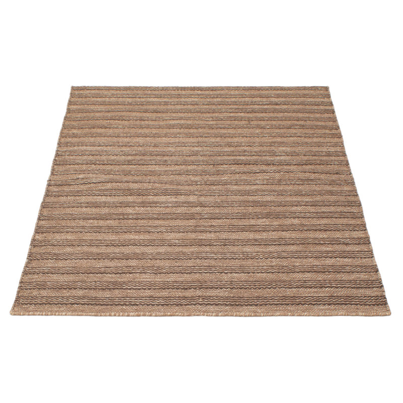 Confort moelleux avec un look et une texture artisanaux. Les fils doux et lustrés sont tissés à la main pour créer un éventail de textures, y compris des boucles surdimensionnées et des surfaces planes riches en dimensions.