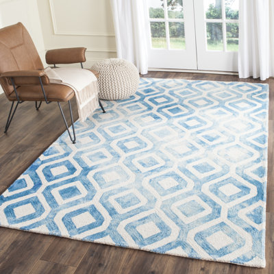 Tapis en laine et coton ivoire et bleu à motif géométrique touffeté à la main Bryauna