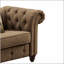 Fauteuil d'appoint brun capitonné avec coussin, alliant confort, élégance et soutien pour les espaces de vie modernes