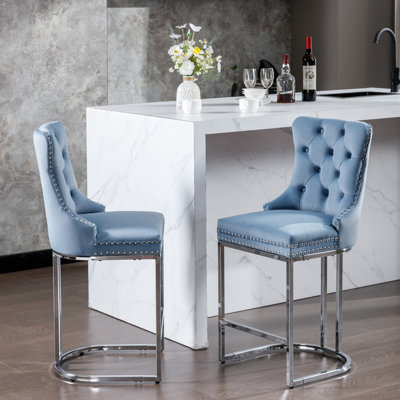Tabourets de bar de 26 po de hauteur comptoir, velours bleu moderne avec dossier à boutons et garniture de rivets, base en métal stable pour la cuisine et la salle à manger