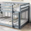 Lit simple gris au-dessus d'un lit mezzanine avec structure en bois massif pour un investissement durable dans la chambre à coucher en gris, le caoutchouc améliore l'espace et la fonctionnalité