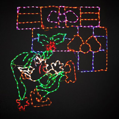 Elf marchant avec des cadeaux lumineux