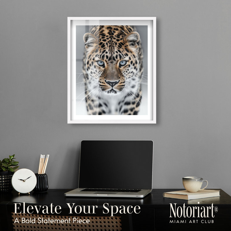 «Snow Leopard Shadowbox», art mural par Notoriart, cadre blanc, 20 x 24, H 25 po x l 21 po, Cadre blanc