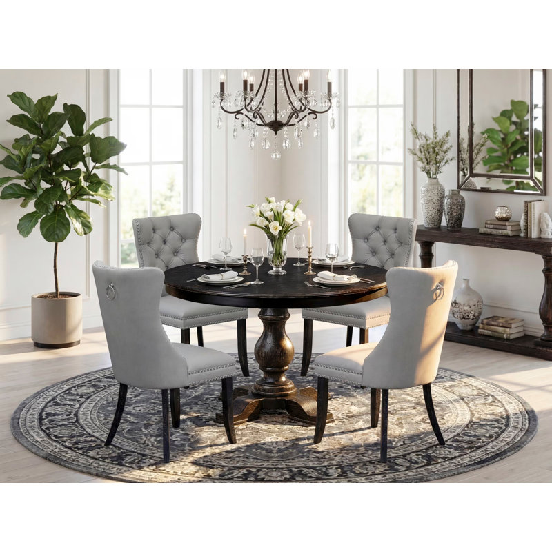 L'ensemble de table de salle à manger 5 pièces comprend une table ronde de 48 po avec piédestal et 4 chaises Parson en polyester gris clair, noir sablé