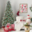 Arbre de Noël enneigé 9 pi avec 3750 pointes, baies rouges, pommes de pin et conception articulée facile à installer
