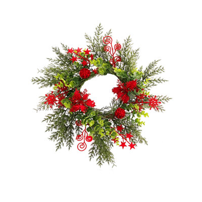 Couronne de Noël artificielle de 55 cm (21,65 pouces), couronne festive de verdure avec étoiles métalliques rouges, ornements bouclés et accents floraux rouges pour la décoration murale de la porte d'entrée pendant les fêtes.