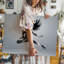 Toile, une danseuse dynamique et expressive capturée à mi-chemin de son corps, élégamment contorsionnée comme si elle sortait d'une masse tourbillonnante d'art sur toile-645037559