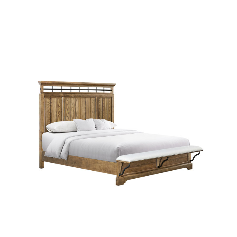 Très grand lit très grand à côté d'un banc, finition tonique, panneaux de bois alignés verticalement de la tête de lit et rail décoratif garni de métal, repose-pieds rembourré de couleur chaude sur placages, cadre encadré avec