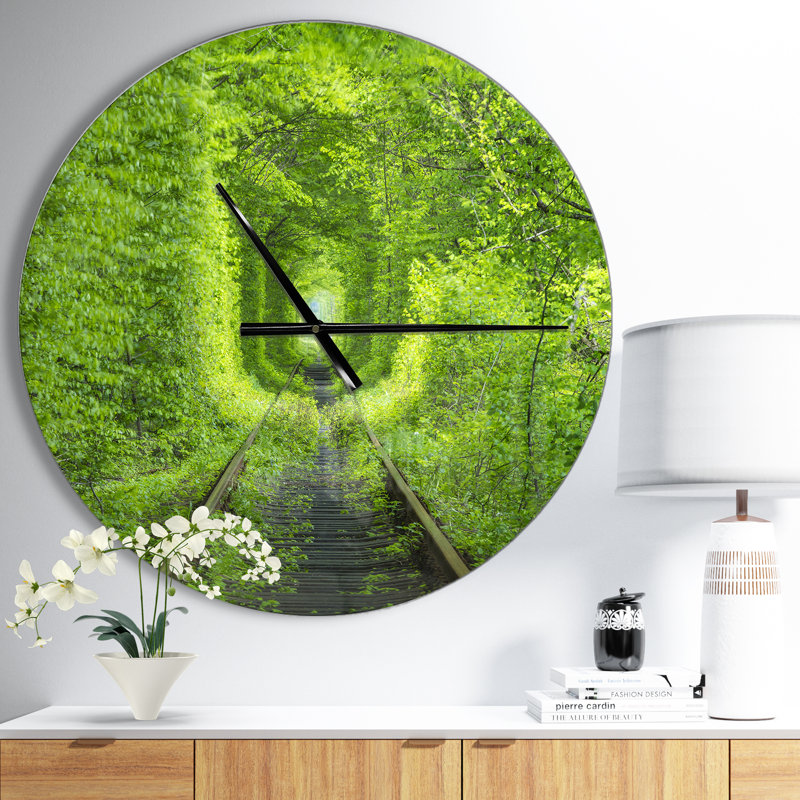 Forêt autour du chemin de fer - horloge murale moderne, Moyen